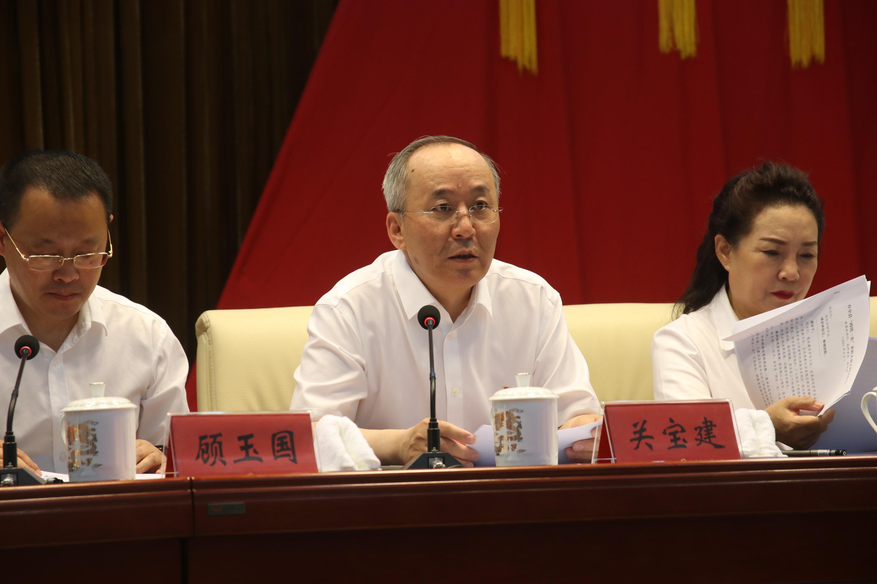 龙江县委副书记,政府县长顾玉国主持了会议;县委书记关宝建带领新党员